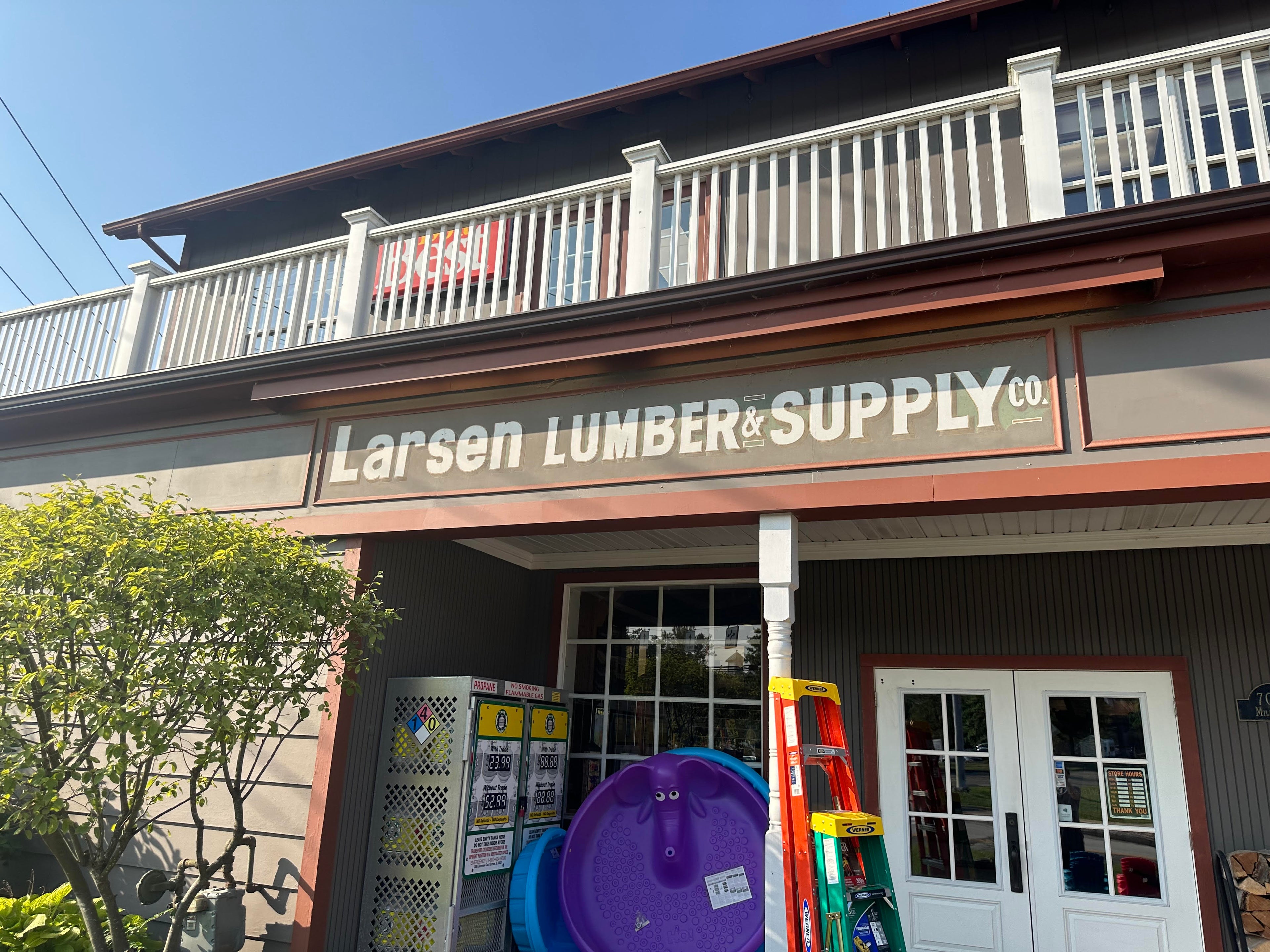 Larsen Lumber Front Entry